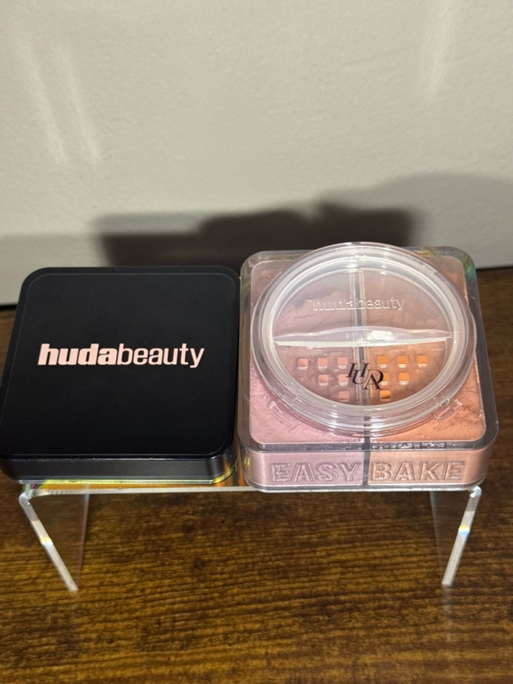 Huda Beauty Easy Bake Loose Powder Brightening + Correcting Duo - Picture 3 of 5